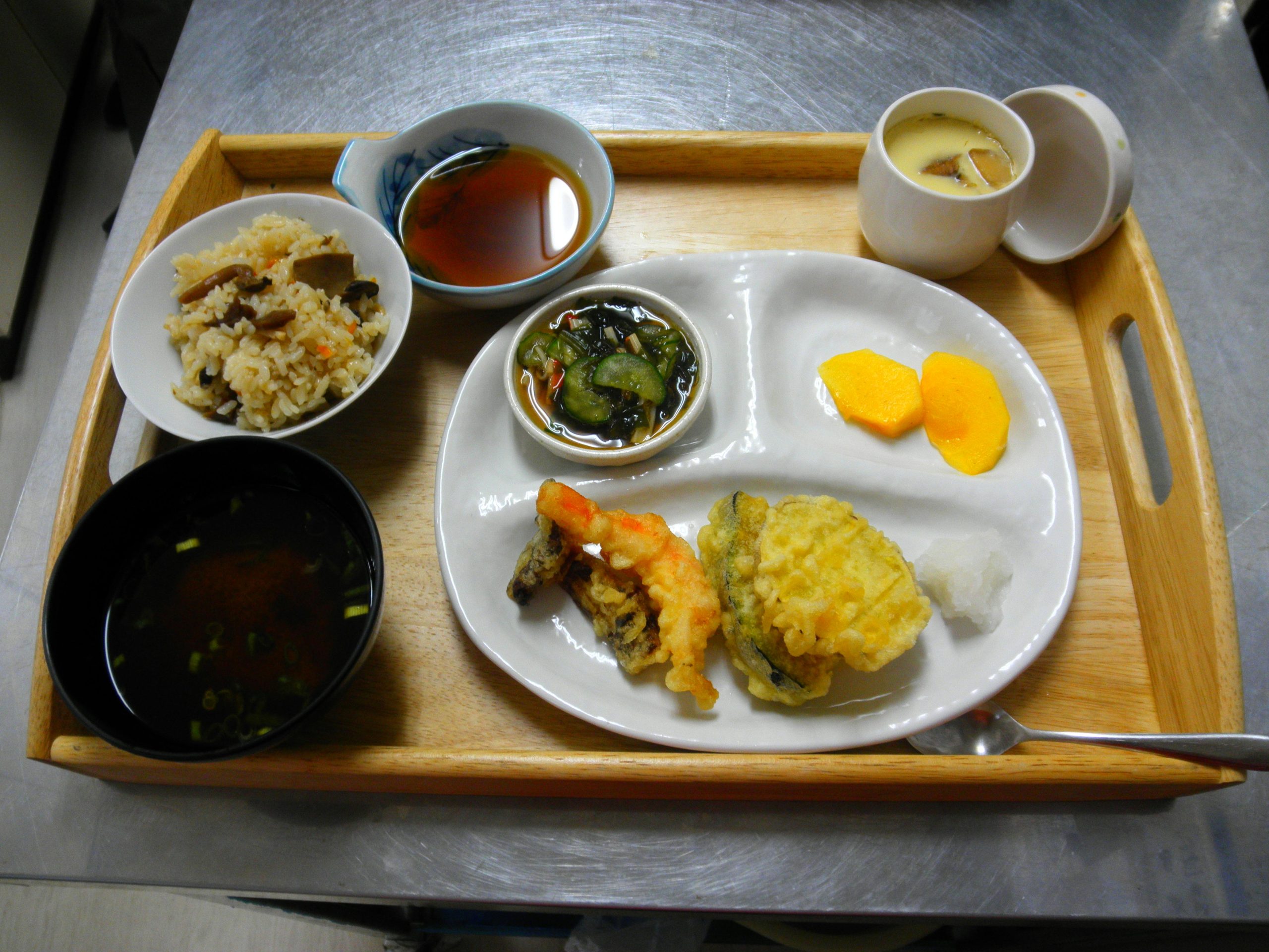 ⓷出来立て、ホカホカの手作りご飯を提供！